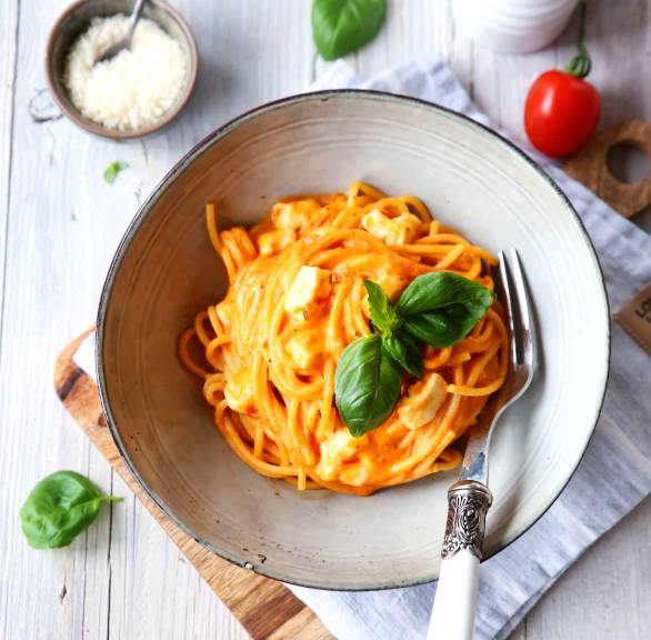 Spaghetti z pomidorami i mozzarellą