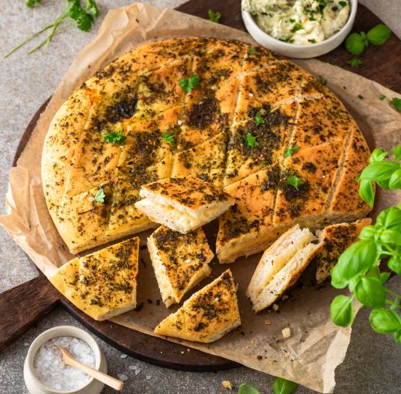 Szybki grillowany chleb z serem i ziołami