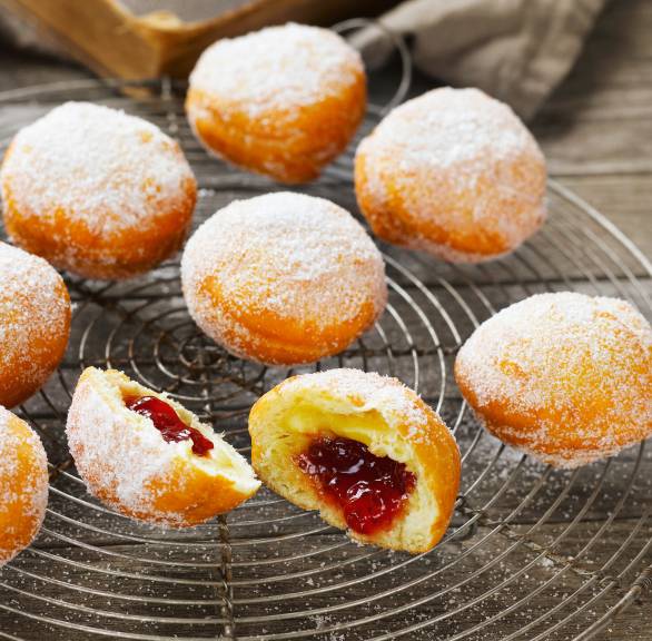 Tradycyjne pączki z nadzieniem z powideł śliwkowych