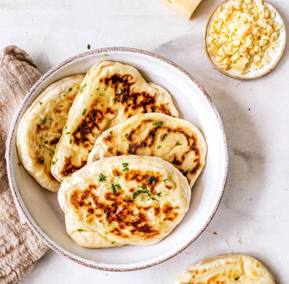 Chlebek naan z serem