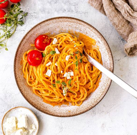 Spaghetti z sosem z pieczonych pomidorów i fety