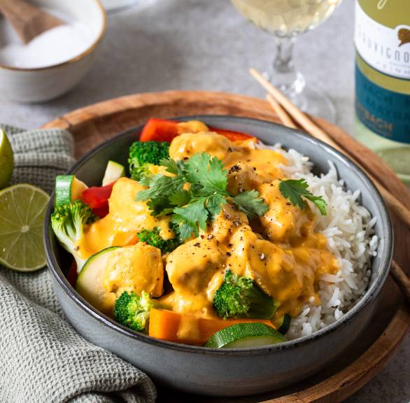 Kurczak w sosie curry z białym winem i warzywami