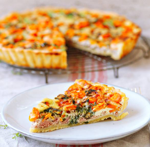 Marchewkowy quiche z mięsem mielonym