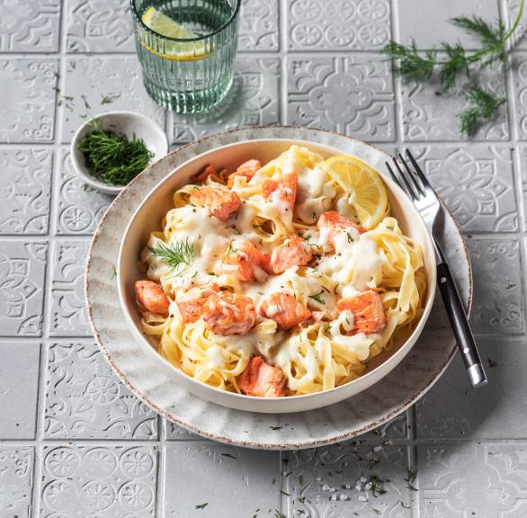 Tagliatelle z łososiem i sosem śmietanowym