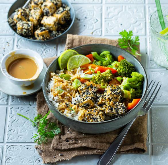 Tofu sezamowe z warzywami na parze i ryżem