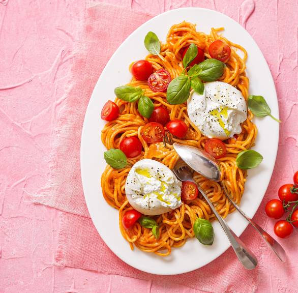 Spaghetti z pomidorami i mozzarellą „Deluxe”