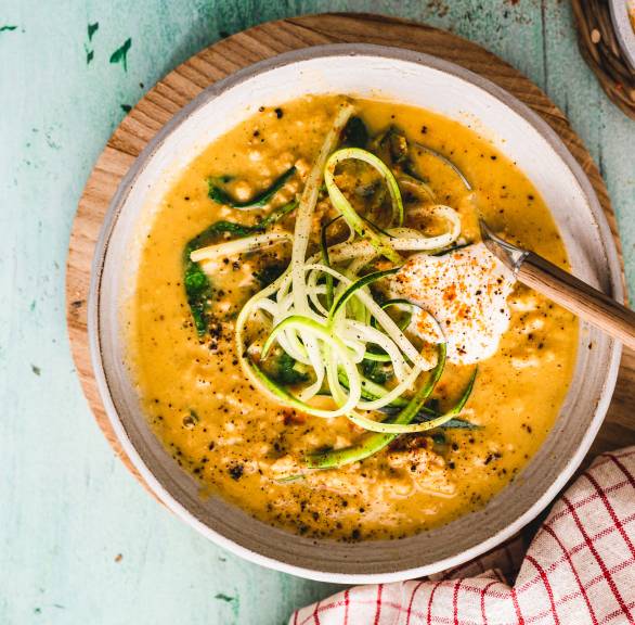 Zupa z cukinii z wege „mielonym” i zoodles (makaronem z cukinii)