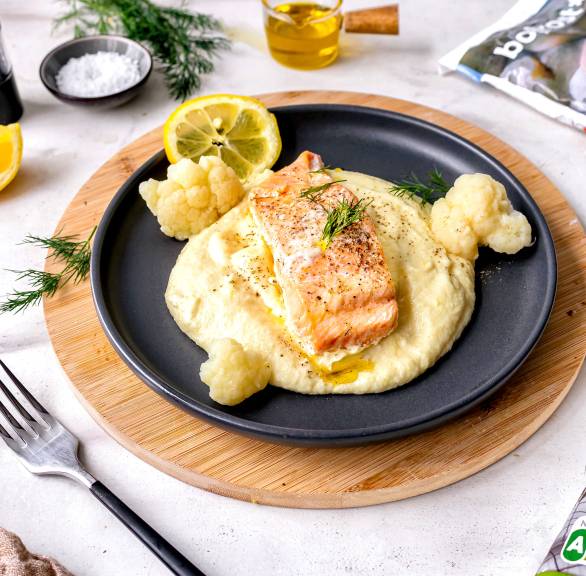 Niskowęglowodanowe purée z kalafiora z filetem z łososia