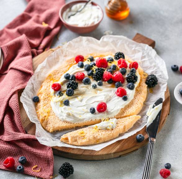 Omlet twarogowy z owocami jagodowymi
