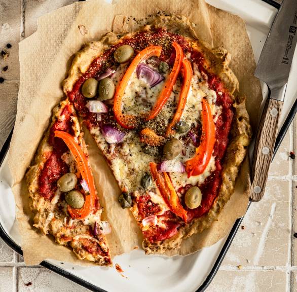 Pizza z tuńczykiem, papryką i oliwkami