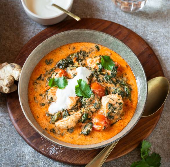 Curry pomidorowo‑szpinakowe z kurczakiem