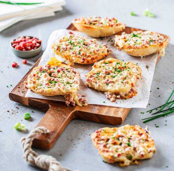 Bułeczki w stylu flammkuchen z boczkiem