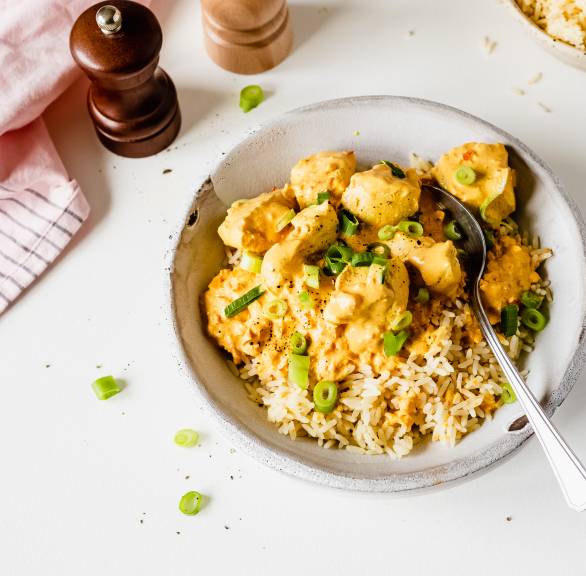 Kurczak z sosem curry i kwaśną śmietaną