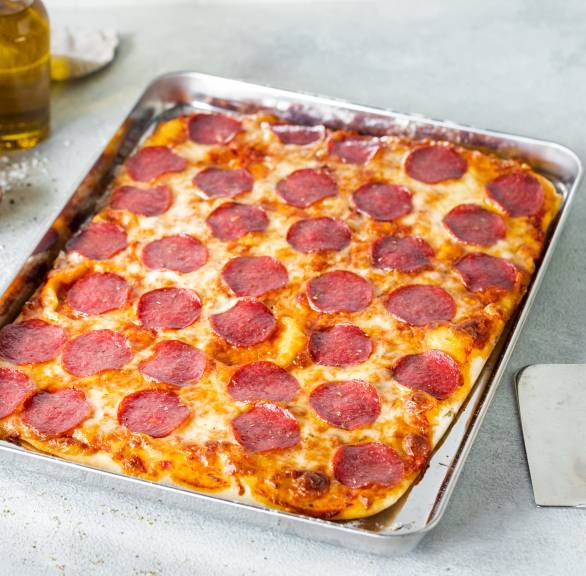 Pizza z salami z blachy