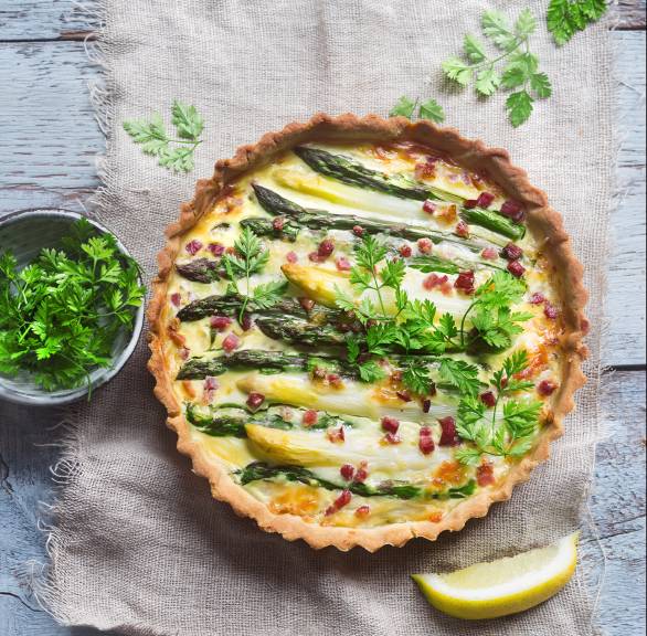 Quiche ze szparagami, sosem hollandaise i boczkiem