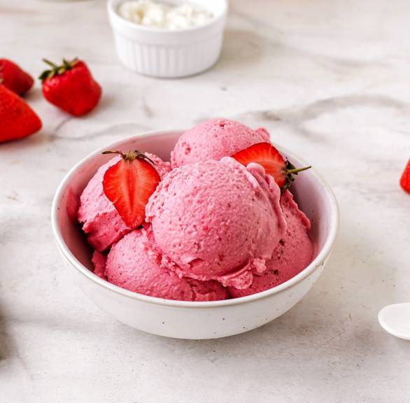 Wysokobiałkowe lody truskawkowe z 3 składników