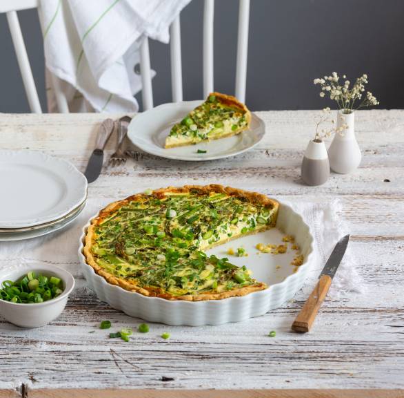 Zielony wiosenny quiche (tarta) ze szparagami