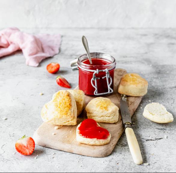 Scones w kształcie serca z dżemem truskawkowym