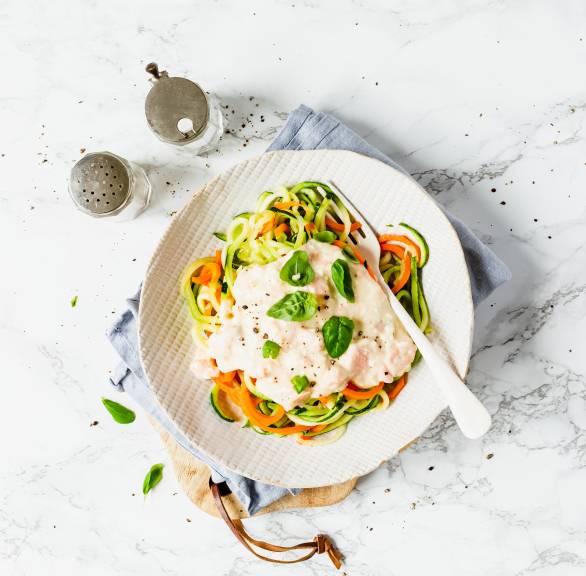 Zoodles w sosie z łososia i fety