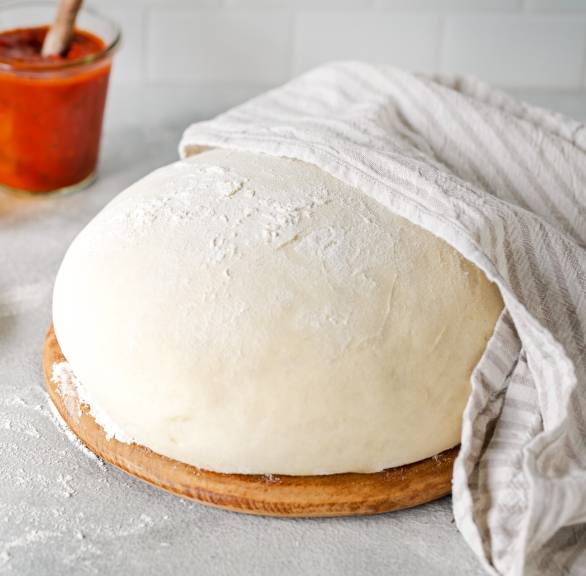 Ciasto na pizzę ze świeżymi drożdżami