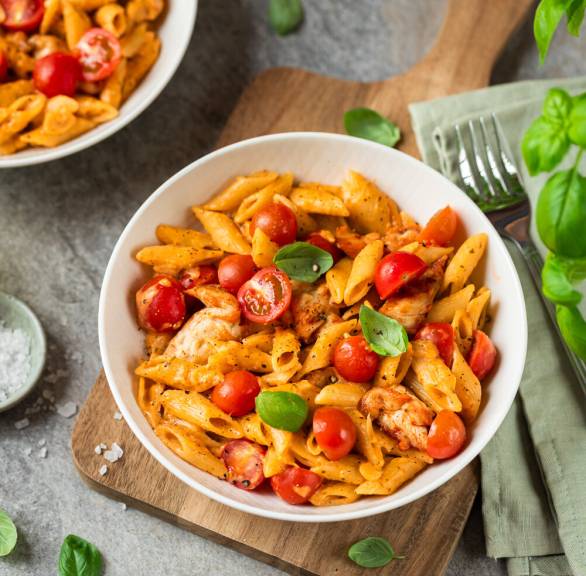 Kremowy makaron one pot z kurczakiem, pomidorami i mozzarellą