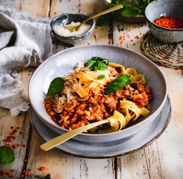 Makaron bolognese z czerwonej soczewicy