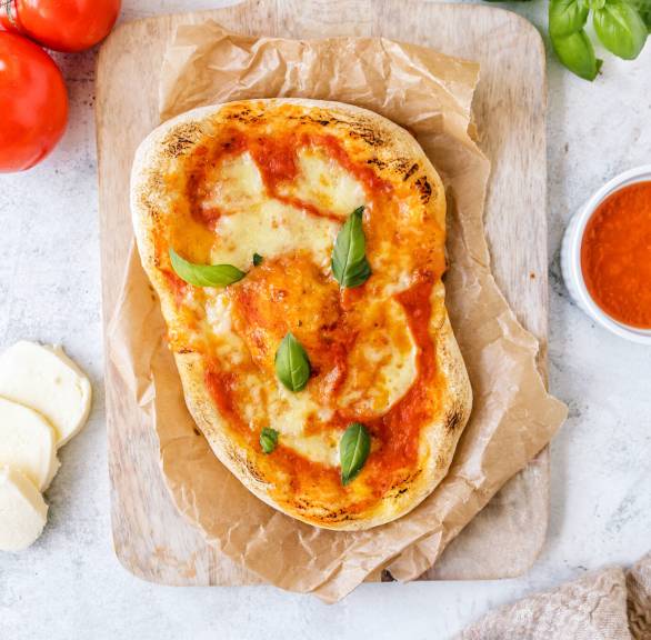 Pinsa z pomidorami i mozzarellą