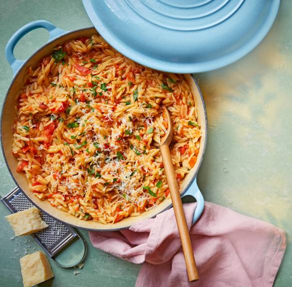 Szybkie jednogarnkowe Orzo z pomidorami