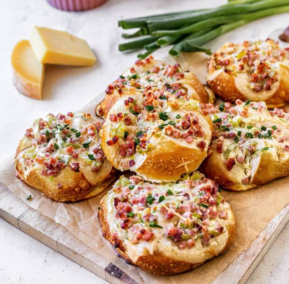 Bułeczki preclowe à la Flammkuchen