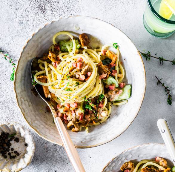 Spaghetti z kremowym sosem z kurek