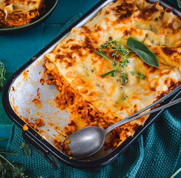 Wegańska lasagne z czerwoną soczewicą