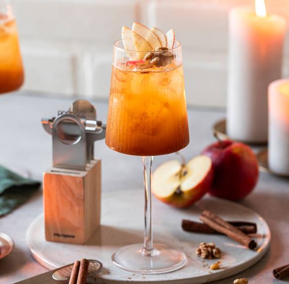 Zimowy spritz jabłkowo-cynamonowy