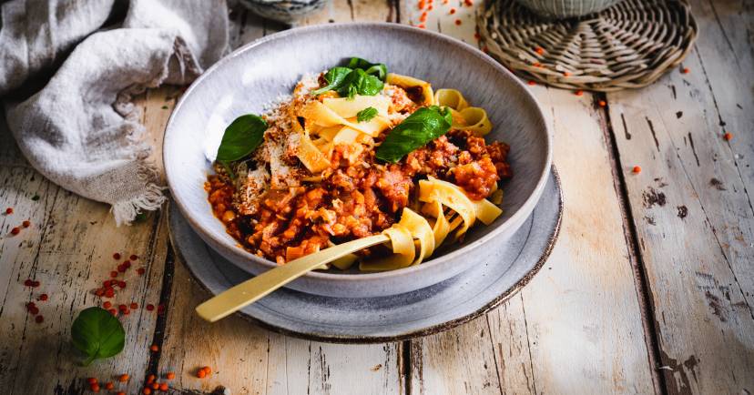 Makaron bolognese z czerwonej soczewicy