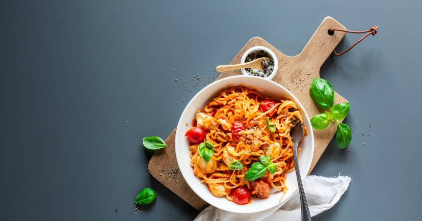 Jednogarnkowe spaghetti z pomidorami i mozzarellą