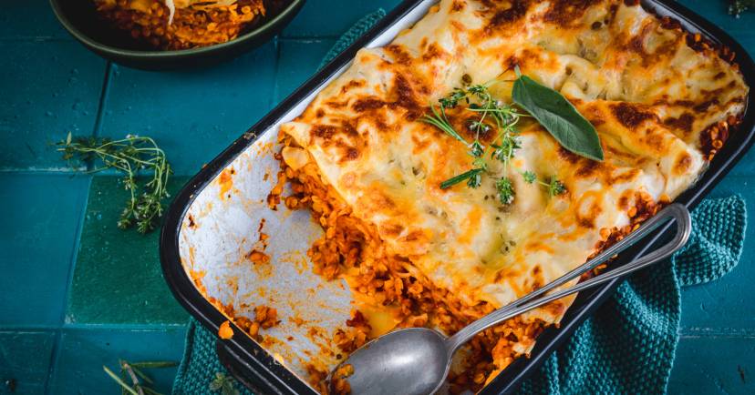 Wegańska lasagne z czerwoną soczewicą