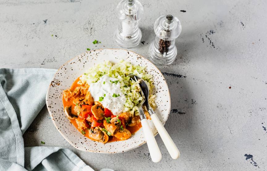 Gyros z indyka z sałatką coleslaw i tzatziki