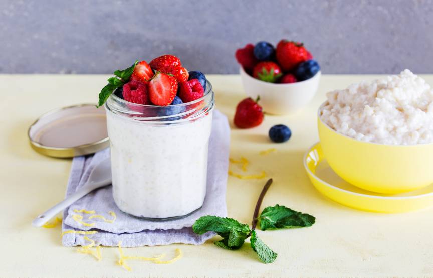 Ryż na mleku z jogurtem skyr i owocami