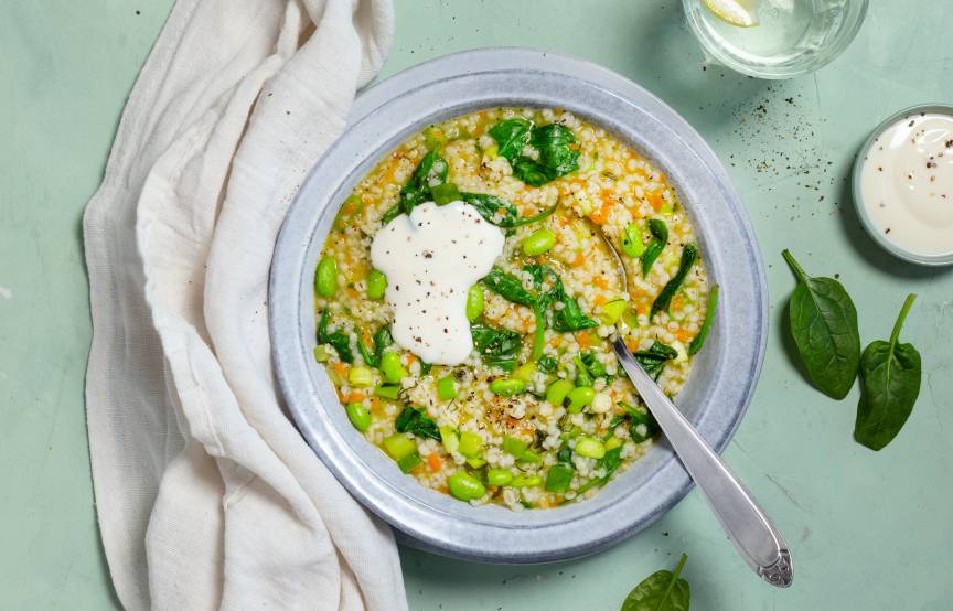 Jęczmień w jednym garnku ze szpinakiem i edamame