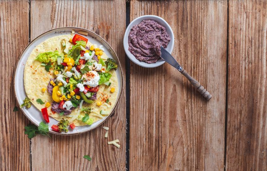 Tortilla z kremową fasolą i warzywami ze słoika