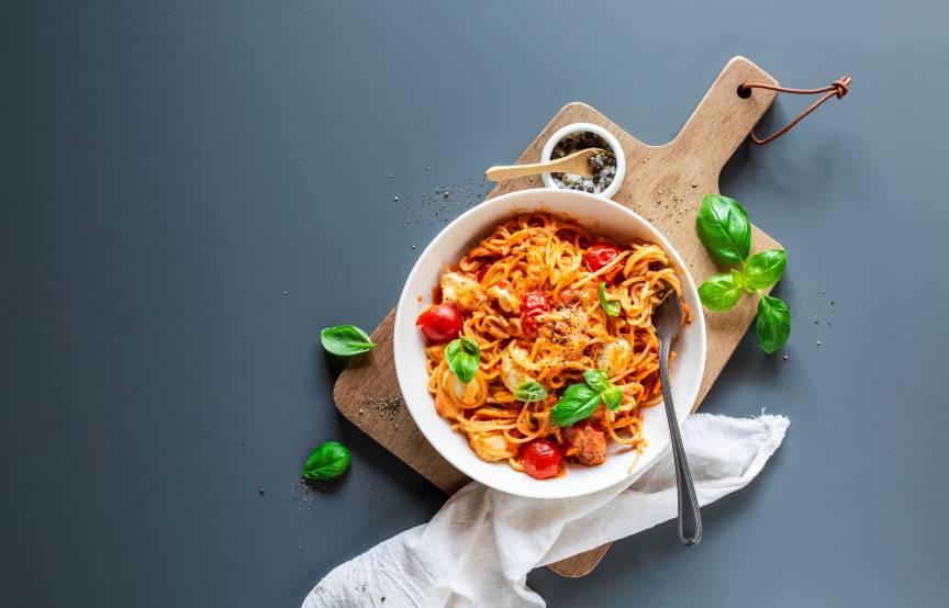 Jednogarnkowe spaghetti z pomidorami i mozzarellą