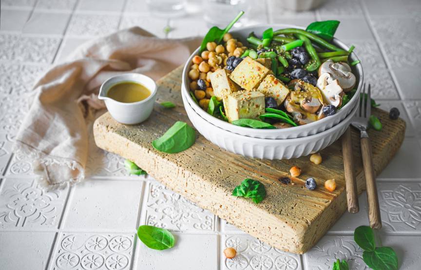 Miska ze szpinakiem i marynowanym tofu