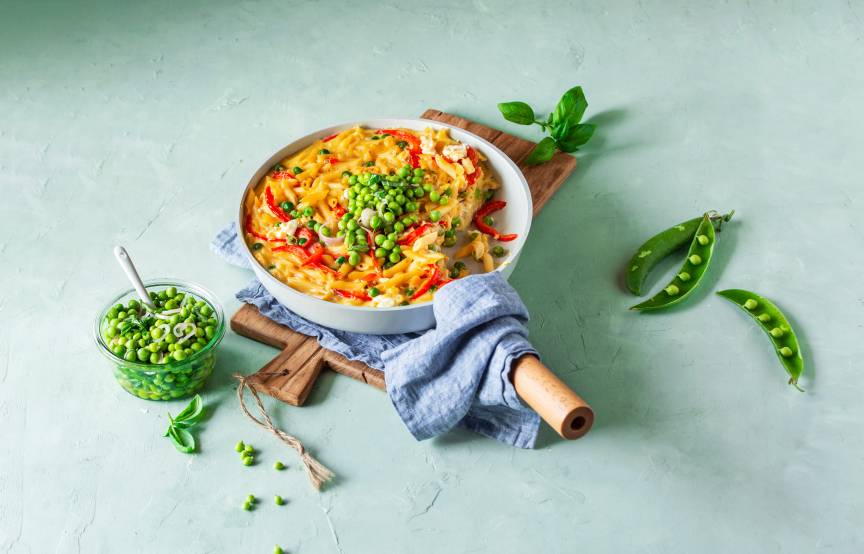 Penne frittata z sałatką z groszku