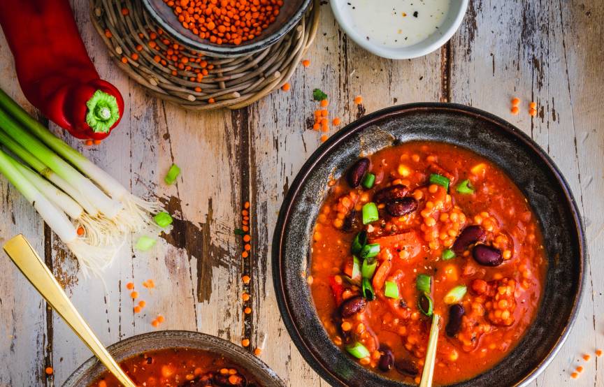 Proste chili sin carne z czerwoną soczewicą