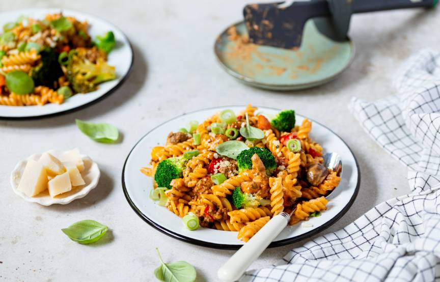 Jednogarnkowy makaron brokułowy z mięsem mielonym