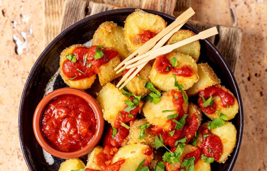 Patatas bravas z salsą mojo