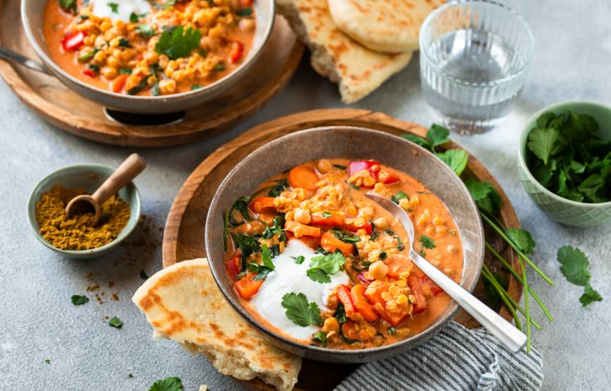 Wysokobiałkowe curry z soczewicy z ciecierzycą i szpinakiem