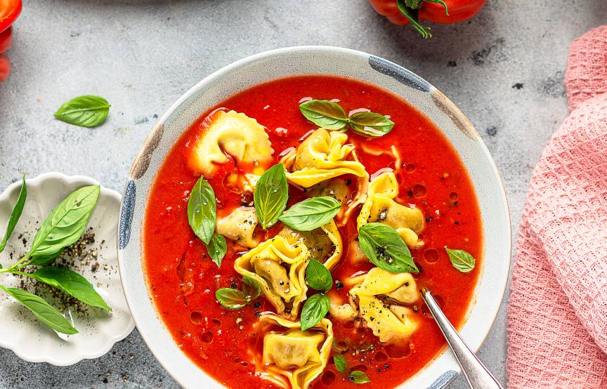 Zupa pomidorowa z tortellini w 15 minut