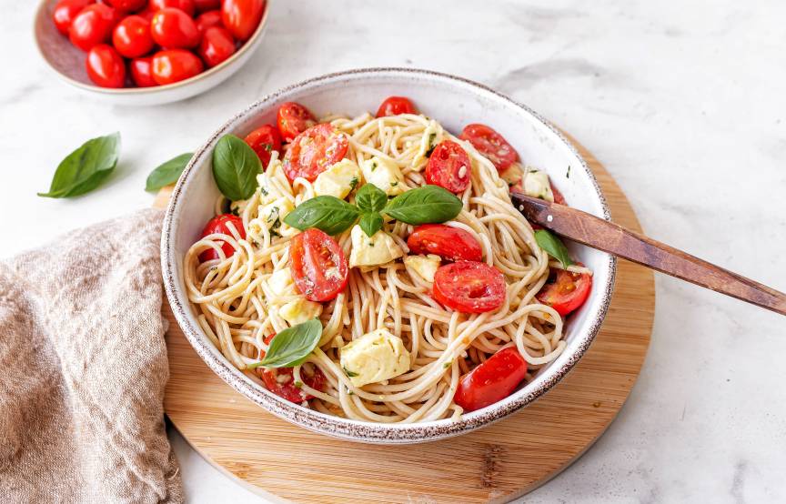 Sałatka orkiszowa ze spaghetti z pomidorami i mozzarellą