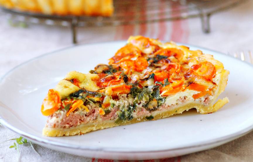 Marchewkowy quiche z mięsem mielonym