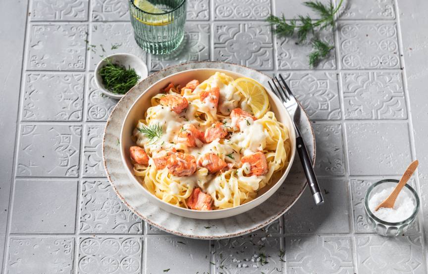 Tagliatelle z łososiem i sosem śmietanowym